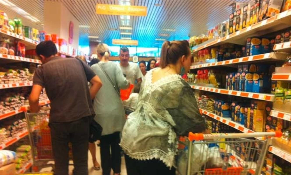 Κοροναϊός: Τα σούπερ-μάρκετ βάζουν πλαφόν σε μακαρόνια και καθαριστικά